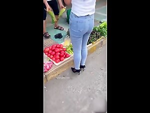 姐弟乱伦续集！居家生活记录，姐姐穿的紧身牛仔裤 竟然还有裤里黑丝翘臀！弟弟怎能忍住