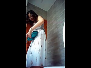 公园女厕全景偷拍女神级的少妇人美B也美