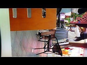 大神四处游荡尾随几个妹子进厕所偷拍 温柔漂亮小姐姐尿尿被发现,不顾淑女形象急忙捂着逼破口大骂谁啊