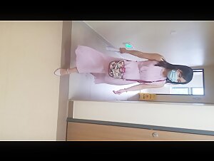 办公大楼女厕偷拍 公主粉裙高跟长发大龄剩女子来献逼