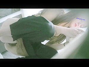 高档写字楼全景偷拍高颜值长发小姐姐 拉屎前先抽根烟