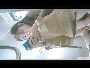 十一月新流出大神潜入师范学院附近公厕露脸偷拍学妹尿尿 红手机非常高跟靓女