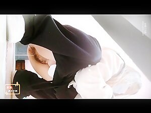 商场女厕偷拍白衣黑裤美女 稀疏穴毛 肥美的嫩鲍鱼