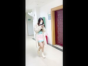 厕拍大神潜入医院手持拍摄来医院看病的学生妹、白领、少妇、护士长，满目琳琅各式各样的穴