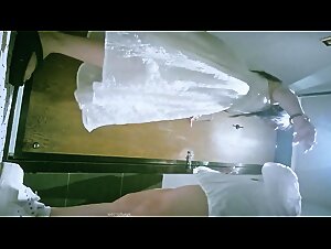 11月新流出酒吧女厕所后拍 两个闺蜜进厕所吸烟尿尿一块被拍逼