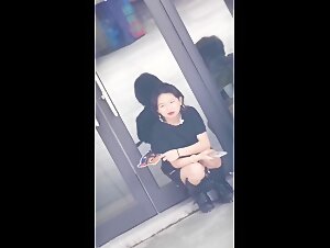 2048.vip-厕拍大神公交车站搭讪极品少妇跟踪女厕偷拍她的极品嫩鲍鱼