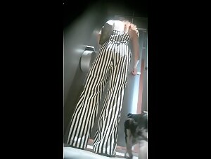 最新商场女厕所全景偷拍两位美少妇 干净的美鲍鱼真想尝一尝