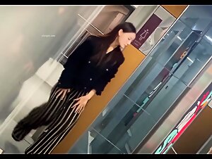 厕拍大神手持闯拍商场女厕 条纹长裤美女迎面走来果断尾随开闪光灯偷拍她尿尿逼里貌似有根线