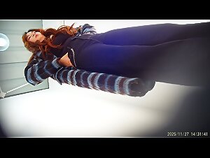 一月新流出景区简易公厕偷拍 大波浪气质美少妇打标枪拉稀