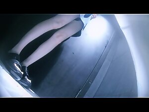 一月厕拍新流出酒吧绿光系列 前蹲的白虎小姐姐小便激射差点尿湿摄像头了