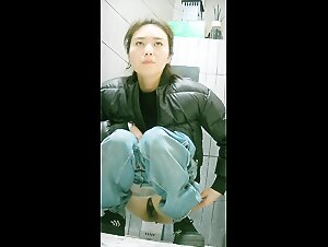 商场女厕所全景厕拍偷拍牛仔裤少妇的肥美大鲍鱼