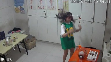 【稀缺摄像头 甄藏】首次破解养生会所员工更衣室摄像头 好多丰满的胸部 好多身材不错的技师小姐姐 高清720P版