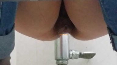 【重磅福利】牛逼厕拍大神震撼贴B特写公共女厕TP 还敢拍露脸镜头 犹如在现场观看一样 超刺激  (4)