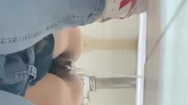 【重磅福利】牛逼厕拍大神震撼贴B特写公共女厕TP 还敢拍露脸镜头 犹如在现场观看一样 超刺激  (14)