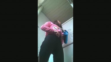 大神潜入大学女厕 全景多角度偷拍大二美女 漂亮的美鲍