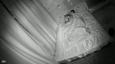 破解家庭网络摄像头偷拍老公晚上性饥渴软磨硬泡要和正在给孩子喂奶的媳妇过性生活