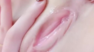 英语老师 ♥小语儿♥ ，弹幕置顶：老师的逼逼真好看。’你们怎么这么骚呢，还置顶啦‘，风骚的笑声，手指自慰，浓浓阴液聚集阴道！