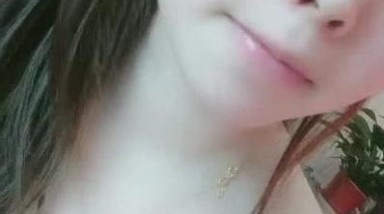 她说她还是处女，颜值不错身材很好，逼毛没几根撅着屁股的样子真骚，粉嫩骚穴特写展示，看着水好多真刺激