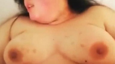 这才是巨型坦克 一般人真心开不动 操的男子一直在喘大气 弄的妹子有点不好意思 其实妹子挺漂亮的 特别笑起来