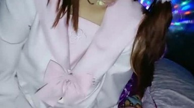 18乖乖女双马尾萝莉嫩妹，萝莉装拔下内裤掰穴，毛毛挺浓密第一视角正入，特写进进出出，搞得妹子娇喘呻吟