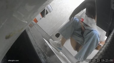 《魔手 外购》国内某快餐店绝版点位定点全景偸拍多位美眉拉屎撒尿妹子坏肚子拉稀连续上了两回厕所2K画质原版