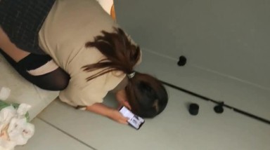 黑丝美少妇一门心思的玩手机 嘿嘿咱就专门拍你的小BB