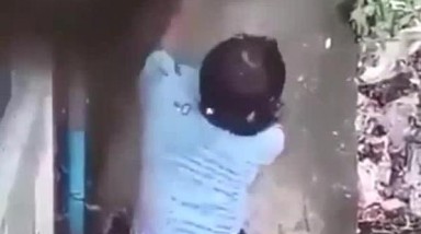 居然跑我家楼底下来野战 那我就不客气了 这个角度观看太刺激了 可惜一分钟就射