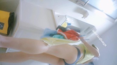 我的漂亮室友是练瑜伽的坑爹闺蜜浴室偷拍室友洗澡尿尿1080P高清版