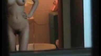 夜晚降临，窗外偷拍、居家一丝不挂、赤裸酮体的少妻，窗户也不关，一举一动全被看光了！