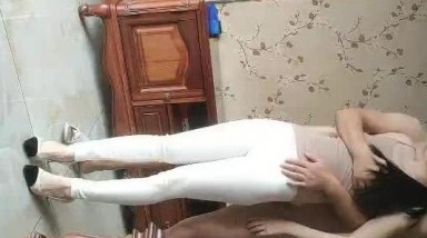 【清纯少妇致命诱惑】，门票118，晨勃炮，30岁良家，打扫卫生，客厅被老公干，肤白穴粉，倒立口交难度高