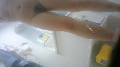 《我的室友是瑜伽老师》意外之喜瑜伽老师跟男朋友出去过节 偷拍到另一位室友洗澡