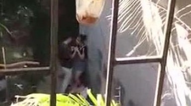 窗外偷窥 楼下小夫妻吵架吵着吵着 直接把衣服脱光了开炮