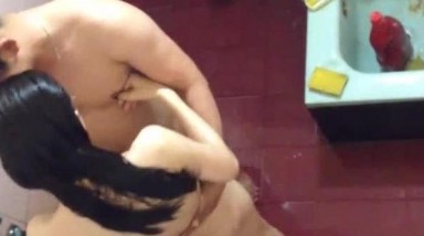 晚上偷窥隔壁打工妹洗澡意外偷拍到她和男友洗鸳鸯浴居然还干了起来