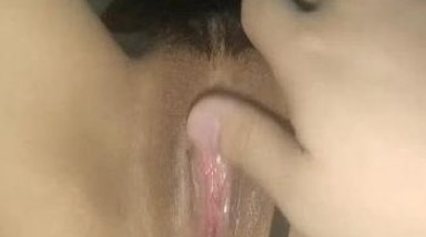 周末无事，在家帮老婆按摩逼逼，老婆洞洞掰开给你们看！