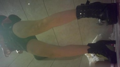 KTV女厕偷拍 来表演节目的大黑B小姐姐