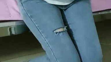 【搞电子厂新来的小妹妹】，年轻妹妹，几百块钱搞定，抠嫩穴，亲美乳，无套啪啪，各种角度展示插入细节