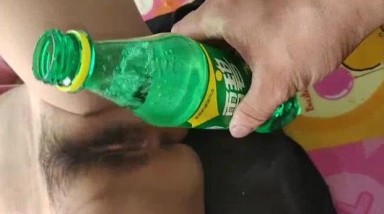 给媳妇吃了迷药，拿雪碧连她下面一起灌醉，真会玩儿！