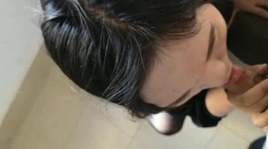 楼道里约隔壁小媳妇吃鸡，平时很骚，看表面就知道了，半个月拿下，果然是个给老公戴帽子的骚货！