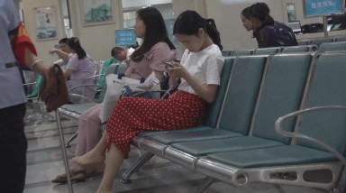 女厕偷拍厕拍高铁站近距离偷拍斑点裙少妇的小嫩鲍