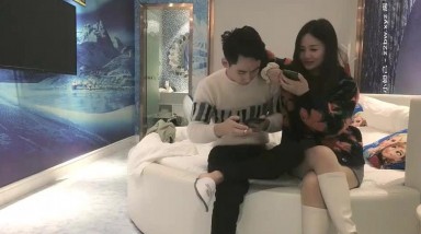 小伙网约特能聊白靴甜美兼职外围小少妇，舌吻调情揉捏奶子，拔下肉丝揉穴，69姿势口交正入，激情抽插受不了射了