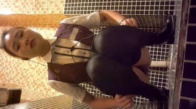 餐厅女厕偷拍 皮裤服务员的馒头B