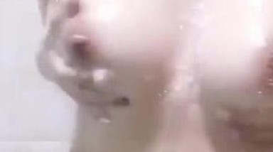 冒充舞蹈老师让大胸妹子脱光了洗澡 看看身材怎么样