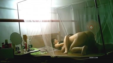 偷窥工友出租屋啪啪 女的刚开始一直玩手机 操爽了就主动 姿势还真不少不输年轻人 有对话 高清原档