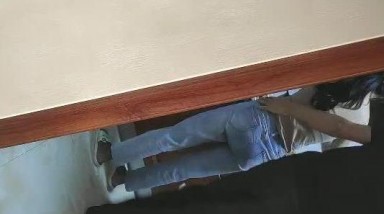 【清纯少妇致命诱惑】，30岁良家小少妇，厨房做饭被扒光，露脸，肤白风骚穴粉尤物，后入浪叫连连真动听