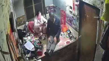 3黑客破解家庭网络摄像头偷拍大爷上村里老公不在家的留守少妇家里啪啪