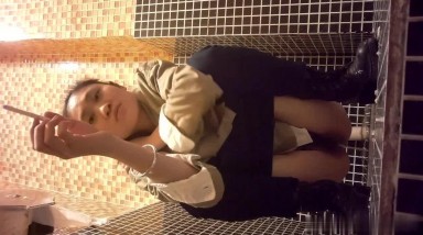 餐厅女厕偷拍破洞牛仔裤美女的小黑鲍