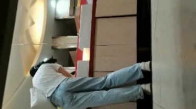 魔手 外购女厕偷拍多位高颜值气质白领厕拍《多角度写字楼》被发现仓皇而逃