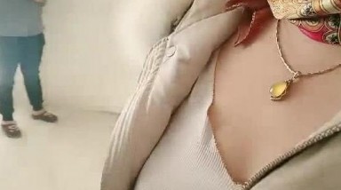 老板娘去表妹干活的工地勾引包工头一块在毛坯房里淫乱3P