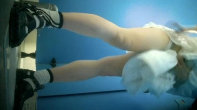 餐厅女厕 偷拍白裙子美女的小黑B