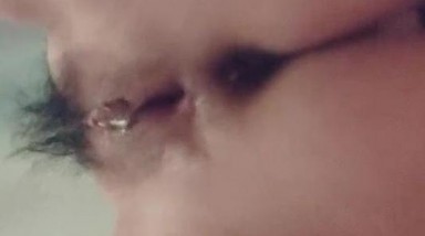 【爱情故事】，网恋奔现，泡良达人新作，32岁离异少妇，打扫卫生完干，超大胆，伸到逼前拍，还挺粉嫩